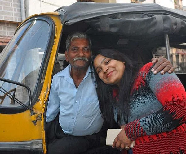 `என் ஏழ்மை அவர்களின் படிப்பைப் பாதிக்கல!' - நீதிபதியான மகளை நினைத்து நெகிழும் ஆட்டோ டிரைவர்