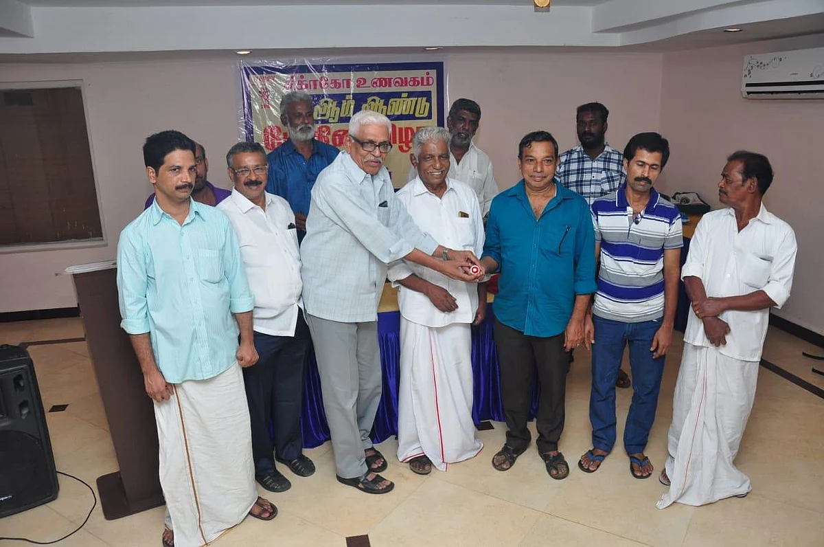 இப்படியும் ஒரு டீ கடை ஓனர் - 300 நாள் வேலை பார்த்தால் தங்க மோதிரம்!