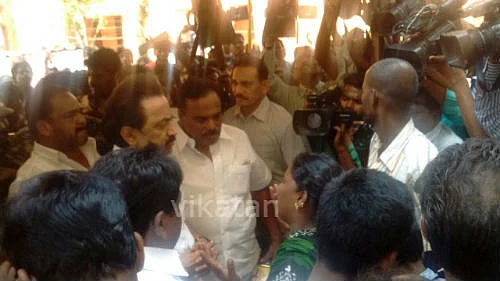 ’கூவத்தூரைப் பாதுகாத்த போலீஸ்’ : எண்ணூரில் ஸ்டாலின் கொதிப்பு!