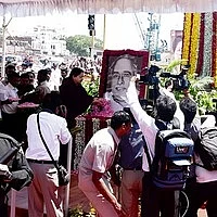அண்ணா பிறந்த நாள்:மலர் தூவி ஜெயலலிதா மரியாதை செலுத்தினார்!