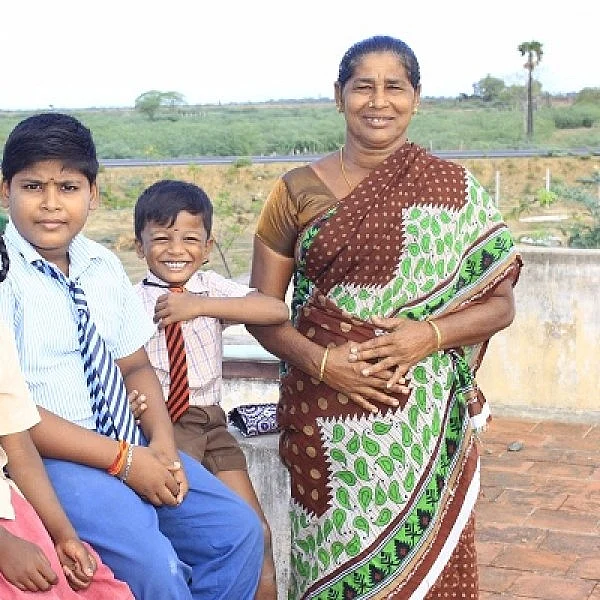 ''என் புள்ளைக்கு விடிவுகாலம் பொறந்திருச்சு!'' - கலங்கி நெகிழும் தடகள வீரர் லட்சுமணன் தாய் #VikatanExclusive