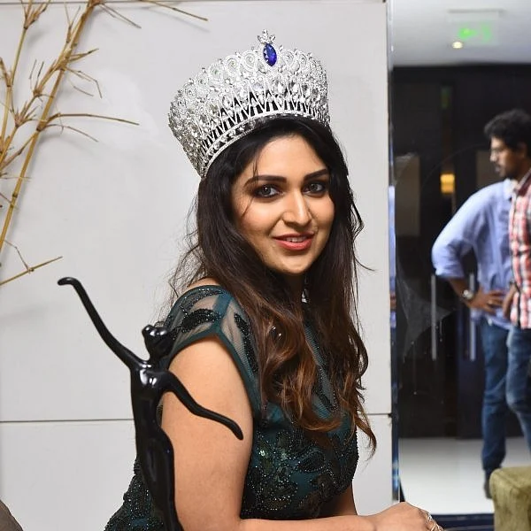 `90 டு 60 கிலோ எடை குறைப்பு..!’ - `Mrs இந்தியா யுனிவர்ஸ் குளோப்’ சம்யுக்தாவின் சக்சஸ் சீக்ரெட்
