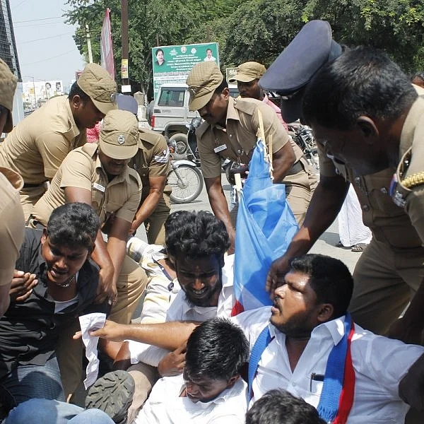 தமிழிசையை வன்கொடுமை சட்டத்தில் கைது செய்ய வி.சி.க வலியுறுத்தல்!