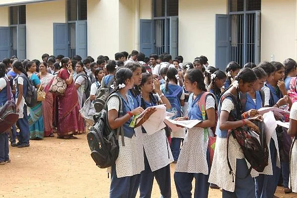 ப்ளஸ் ஒன் தேர்வு முடிவுகள் வெளியீடு! - முதல் இடம் பிடித்தது ஈரோடு