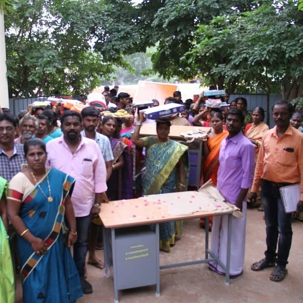 வாணவேடிக்கை, மேளதாளத்துடன் அரசுப் பள்ளிக்கு சீர்வரிசை! - அசத்தும் திண்டுக்கல் கிராம மக்கள்