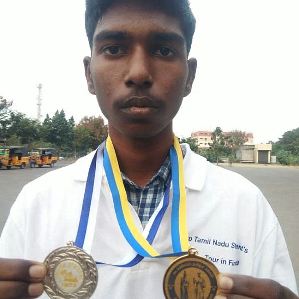 `இரண்டு நாடுகள்; இரண்டு பதக்கங்கள்!’ - கல்வி பயணம் போய் வந்த அரசுப் பள்ளி மாணவர் அசத்தல்