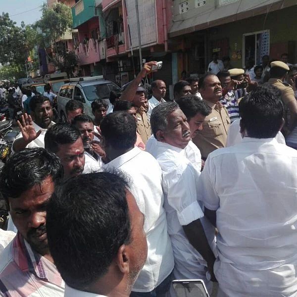 ஓட்டுக்கு ரூ.6 ஆயிரம்! - கலவரக்காடான ஆர்.கே.நகர்! #RKNagarAtrocities
