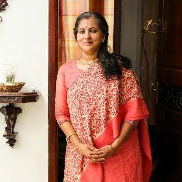 ``அழுகை வந்திடும்; என் பாடல்களைக் கேட்க மாட்டேன்!"- பாடகி சுனந்தா கம்பேக்