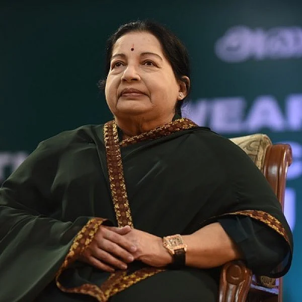 `சசிகலாதான் முக்கியக் கதாபாத்திரம்?!’ - ஜெ.வின் வாழ்க்கை வரலாற்றைப் படமாக்கும் லிங்குசாமி
