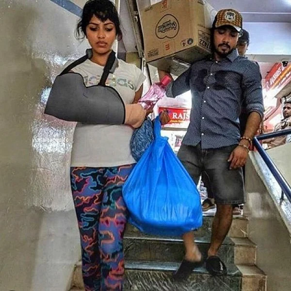 கேரளா வெள்ளம் - கையில் கட்டுடன் களத்தில் அமலா பால்!