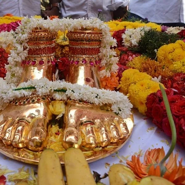 பல்லாயிரம் பக்தர்கள் சூழ, கவுனி தாண்டின திருப்பதி திருக்குடைகள்..!