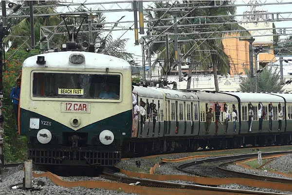 ரெயிலில் படிக்கட்டுப் பயணம்! மின்கம்பத்தில் மோதி மூன்று பேர் உயிரிழந்த பரிதாபம்