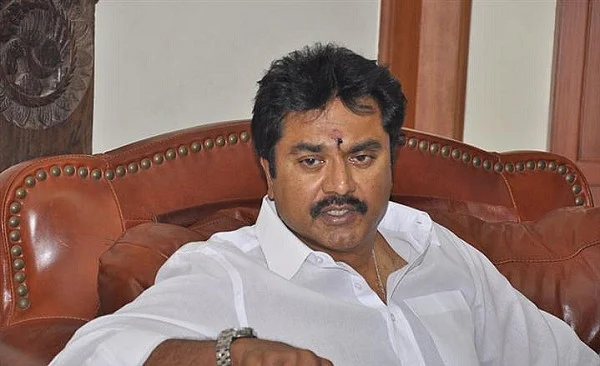 அவர்கள் மீது நடவடிக்கை எடுங்கள் - விஷால் தரப்பு மீது சரத்குமார் புகார்