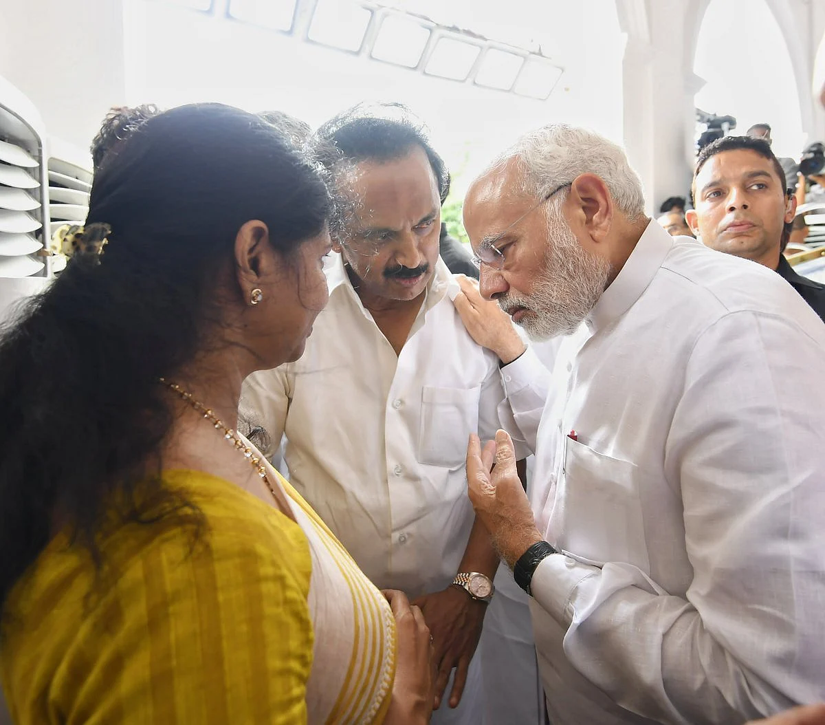 Live update: மெரினாவில் விதைக்கப்பட்டார் கலைஞர்! #Karunanidhi