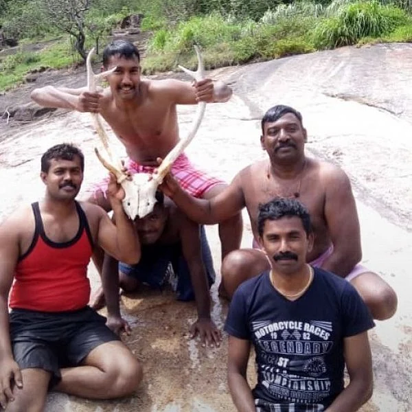 திருக்குறுங்குடி நம்பிகோயில் வனப்பகுதியில் மான் கொம்புடன் போலீஸார்! - வைரலாகும் புகைப்படம்