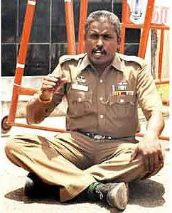 இளங்கோவனை கைது செய்ய உண்ணாவிரதம் இருந்த போலீஸ்காரரால் பரபரப்பு!