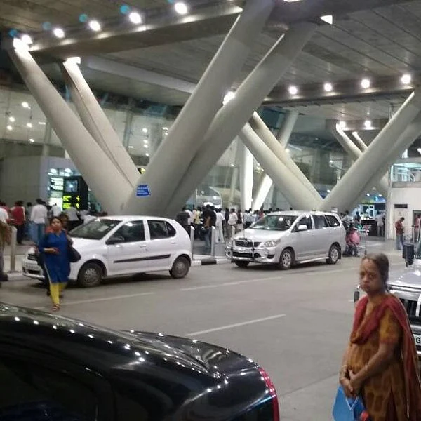 சென்னை விமானநிலையத்தில் இளைஞர் தற்கொலை!