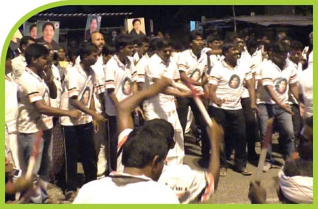 குத்தாட்டம் போடும் டான்ஸர்கள்...