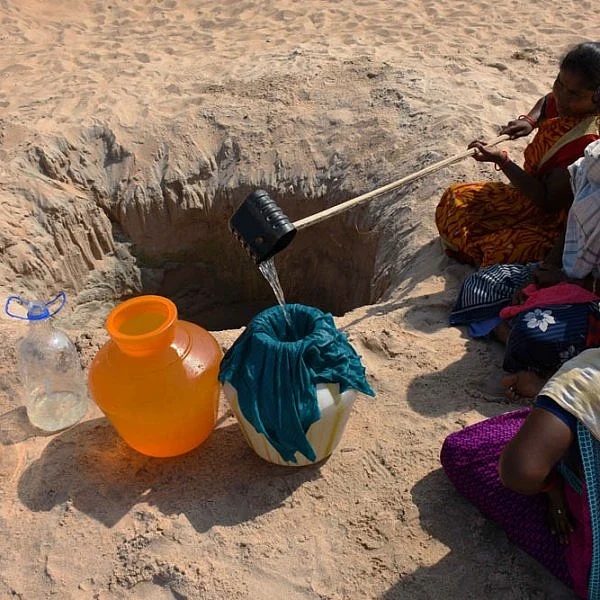 நீண்ட பயணம்... ஊற்றில் தண்ணீரை தேடும் புதுக்கோட்டை மீமிசல் கிராம மக்கள்...