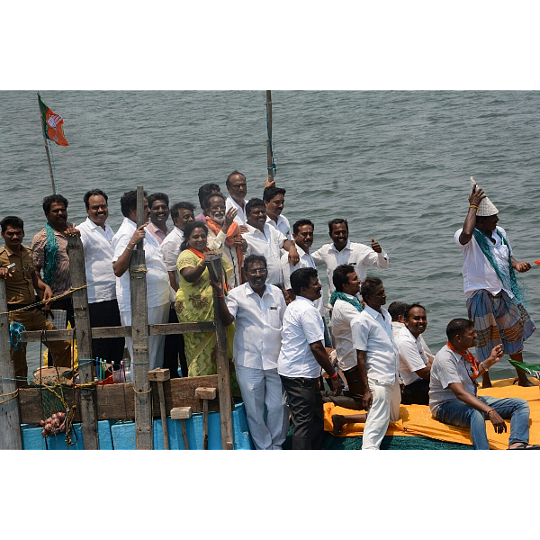இரண்டு மணி நேரம் கடலில் வாக்கு சேகரிப்பு! தமிழிசை, கங்கை அமரன் கலகல