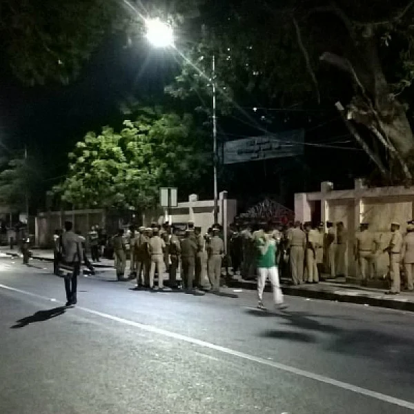 நள்ளிரவில் சட்டக்கல்லூரி மாணவர்களிடையே மோதல்
