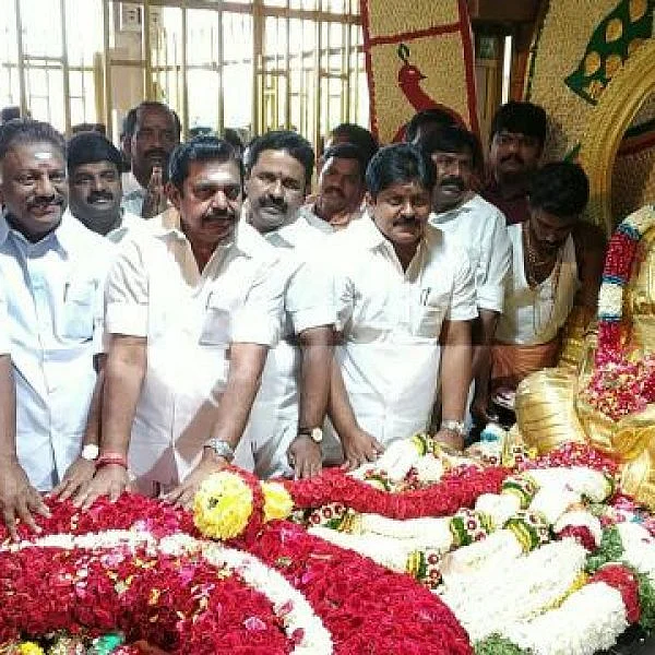 கடந்த காலத்தில் அஞ்சலி செலுத்த வந்த எடப்பாடி-ஓ.பி.எஸ்