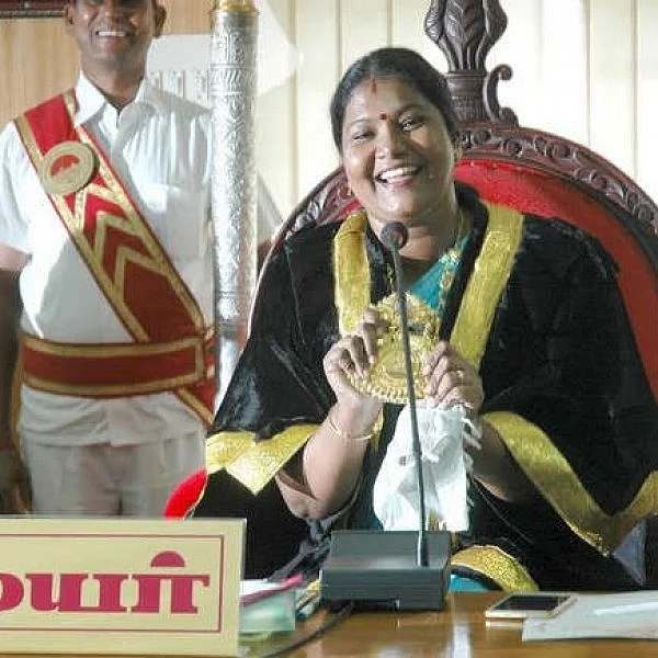 அ.தி.மு.க டூ பா.ஜ.க... கார்த்தியாயினி அணி மாறிய பின்னணி