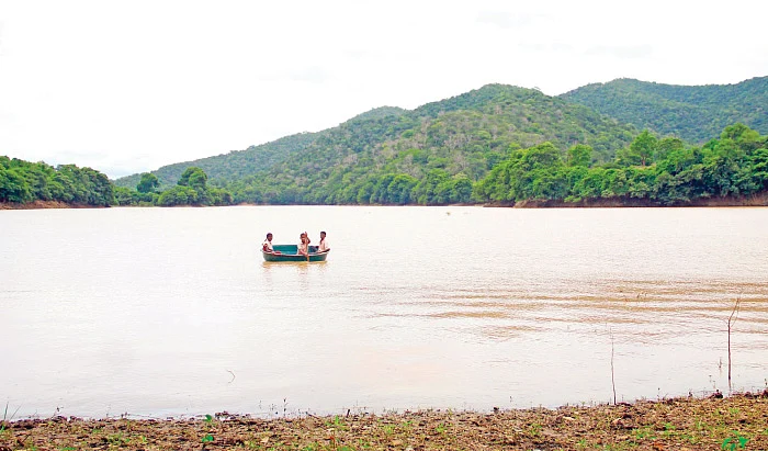 ஆற்றைக் கடந்து மலையில் நடந்து...