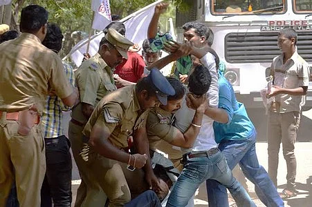 போலீசார் - இந்திய மாணவர் சங்கத்தினரிடையே மோதல்!