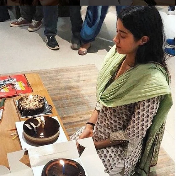 `நான் சந்தோஷமா இல்ல; திரும்ப வந்திருங்கம்மா!' - பிறந்தநாளில் ஸ்ரீதேவி மகள் ஜான்வி உருக்கம்