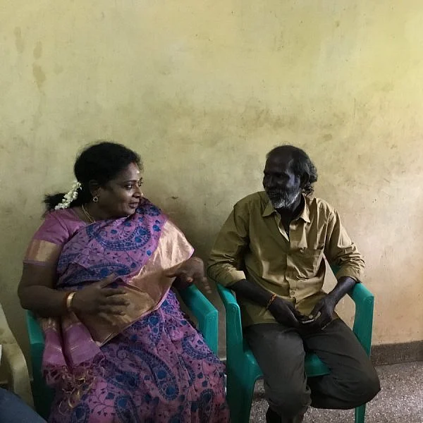 `நல்லா இருக்கீங்களா அப்பா..!' - தாக்கப்பட்ட ஆட்டோ டிரைவரிடம் நலம் விசாரித்த தமிழிசை