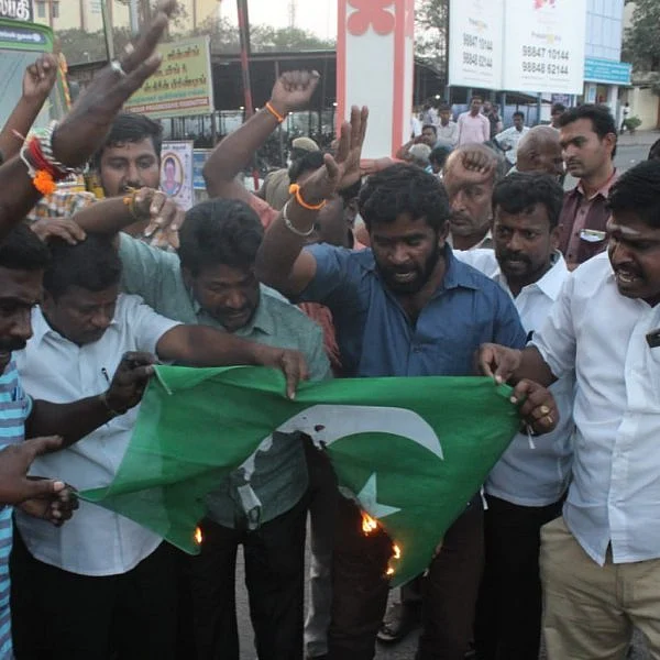 புல்வாமா தாக்குதலுக்குக் கண்டனம் - பாகிஸ்தான் தேசியக்கொடியை எரித்த இந்து அமைப்பினர்