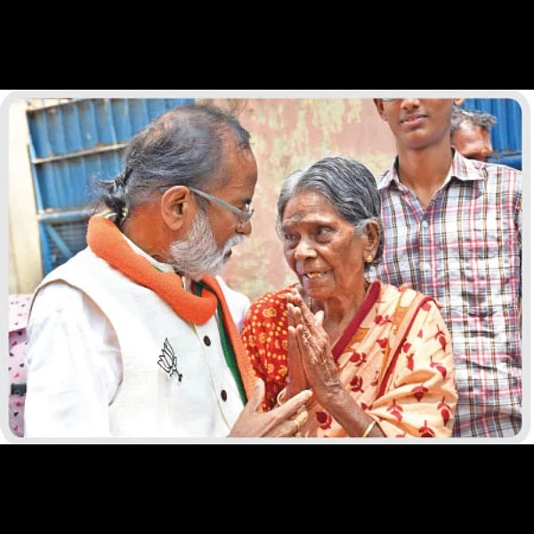 “ஆர்.கே.நகரில் நான்கு ஜெயலலிதாக்கள் போட்டியிடுகிறார்கள்!”
