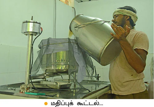 22 மாடுகள்... மாதம் ஒரு லட்சம்! பழுதில்லாமல் லாபம் கொடுக்கும் பால் பண்ணை!