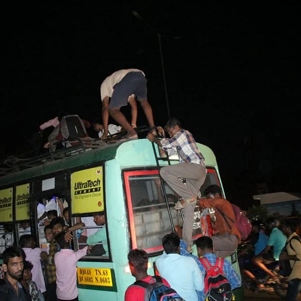 `இதுகூட செய்யாத அரசுக்கு ஓட்டு போடமாட்டோம்!’ - கோயம்பேட்டில் கொந்தளித்த பொதுமக்கள்