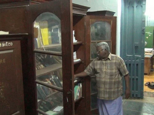 தஞ்சாவூர் கலெக்டர் அலுவலகத்தில் 150 ஆண்டு பழமையான புத்தகம், ஆவணங்கள் கண்டெடுப்பு (படங்கள்)