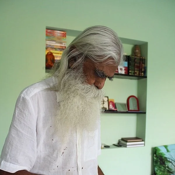 `1820ல் வெளிவந்த நூல்கள் இருக்கு!’ - அரிய தமிழ் நூல்களைச் சேகரிக்கும் 84 வயது `ஈழம்’ தமிழப்பனார்
