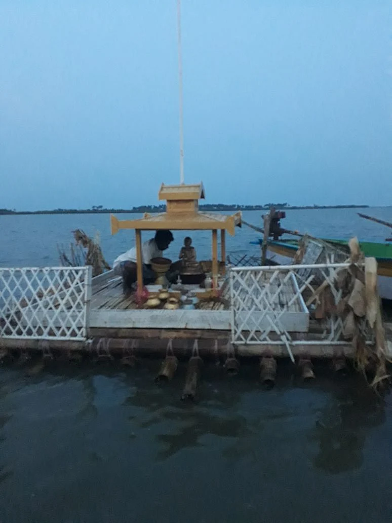 ஆளில்லா மூங்கில் தெப்பம்... புத்தர் சாயலில் குட்டி சிலை! - ஆச்சர்யத்தில் மீனவர்கள்
