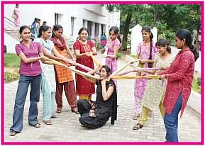 ஒரு டீ... ரெண்டு பிஸ்கட்.... நாலு 'கடி'!