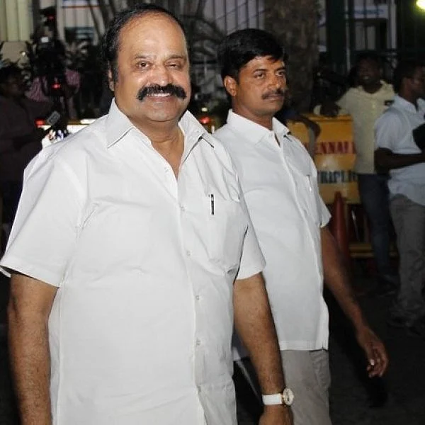 ``15 அமைச்சர்கள், 70 எம்.எல்.ஏ-க்கள் எங்களிடம் வரத்தயார்” - காரணத்தைக் கூறும் புகழேந்தி