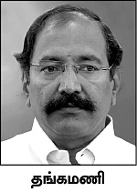மிஸ்டர் கழுகு: கூடாரம் காலி! - பன்னீருக்கு வெந்நீர் ஊற்றும் எடப்பாடி...
