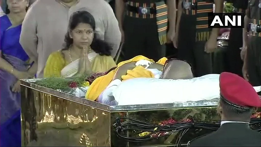 Live update: மெரினாவில் விதைக்கப்பட்டார் கலைஞர்! #Karunanidhi