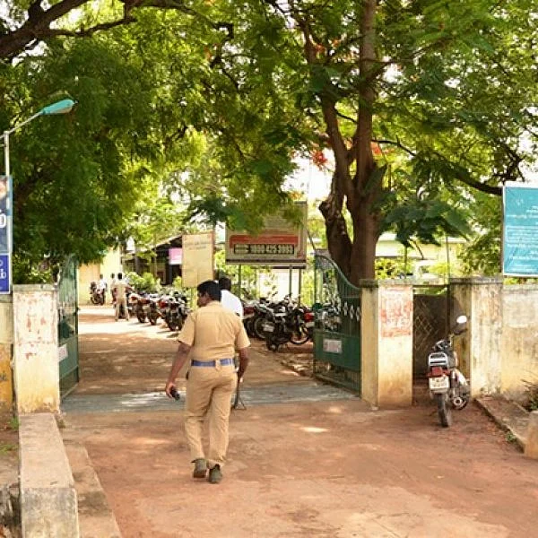 'டாக்டர்களின் சம்பளத்திலிருந்து நஷ்டஈடு வேண்டும்'- குழந்தையைப் பறிகொடுத்த தந்தை ஆவேசம்