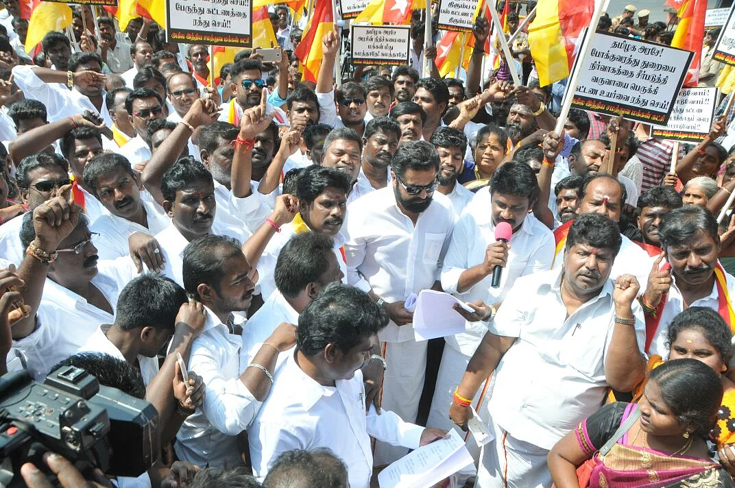 இது பாபா முத்திரை அல்ல; ஆட்டுத்தலை! ரஜினியைச் சாடிய சரத்குமார்