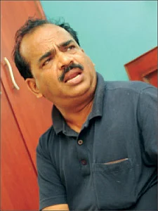 ''தண்ணி அடிக்கும் இடத்தில் யார் படம் வைப்பது என்று அண்ணிக்குத் தெரியாதா?''