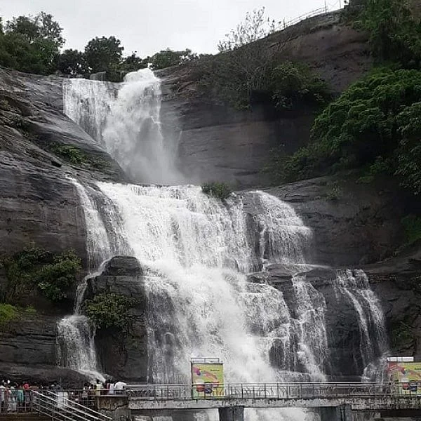 குற்றாலம் அருவிகளில் களைகட்டிய சீசன்.. ஆர்ப்பரிக்கும் தண்ணீரால் பயணிகள் உற்சாகம்!