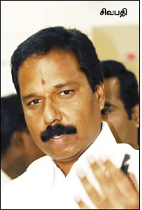 அமைச்சரைச் சுற்றி ஐந்து பேர்!