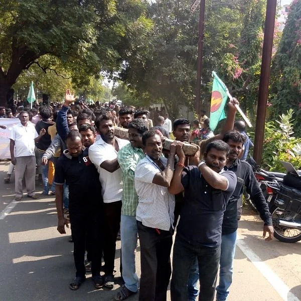 `ஊருக்கே ஒளிதரும் எங்க வாழ்க்கை இருண்டு கிடக்குது’ - கொதிக்கும் மின்சார ஊழியர்கள்!
