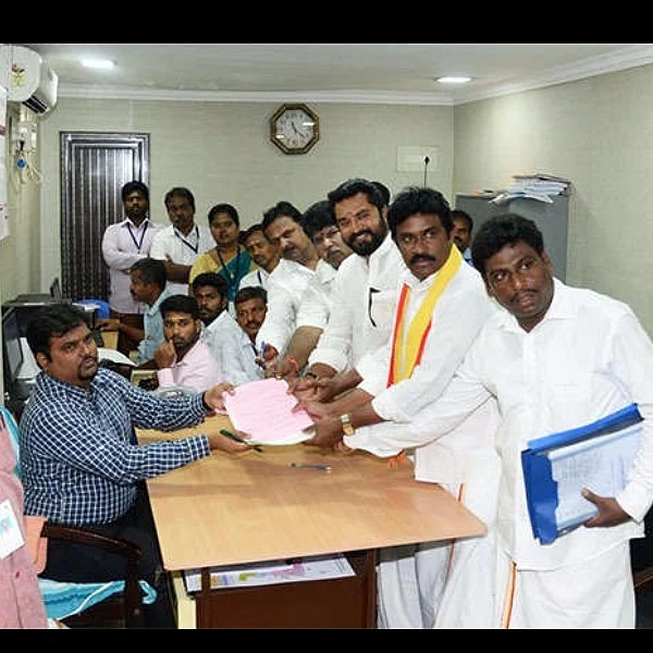 ஆர்.கே.நகர் இடைத்தேர்தலில் ஆதரவு யாருக்கு? குழம்பித் தவிக்கும் சரத்குமார்