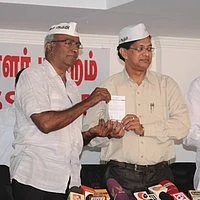 ஆம் ஆத்மியில் இணைந்தார் தேசிய ஜனநாயக கட்சியின் நிறுவனர் வசீகரன்!